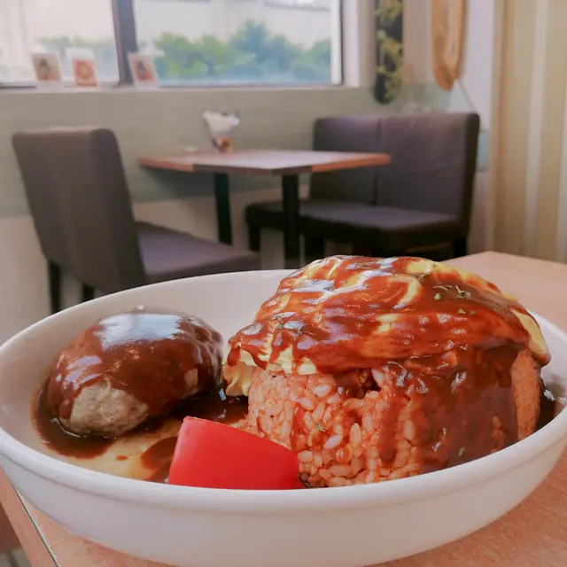 芝士蛋包雞飯配漢堡扒