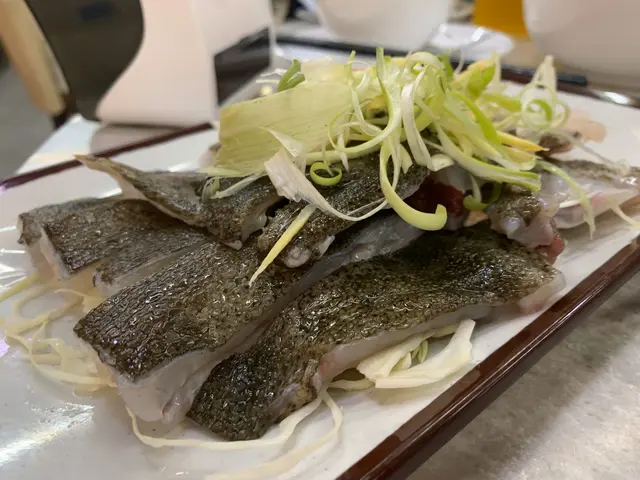 地寶魚  味道肉質一流 但份量唔夠一家食