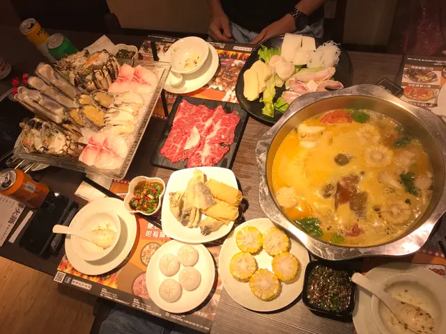 $218免加一,包雞煲,海鮮拼盤,手切牛,特式小點(今期小籠包),火鍋料,菜,飲品任叫任拎任飲!抵到爛!