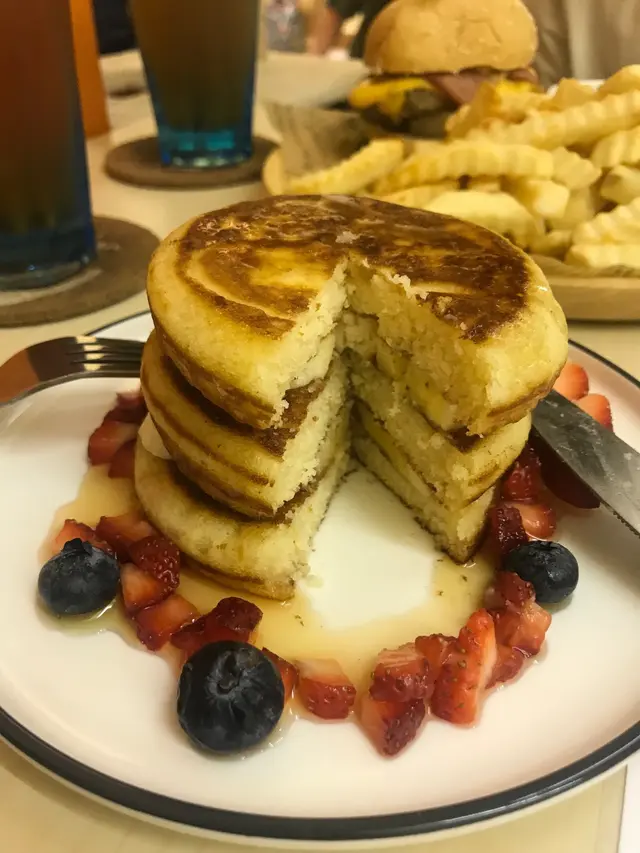 草莓香蕉班戟配蜂蜜