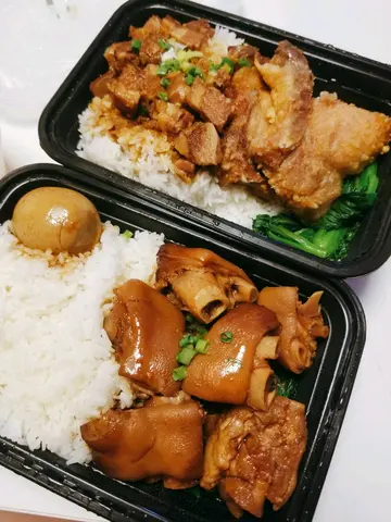 卤肉炸猪扒饭，酱油猪手饭加流心蛋