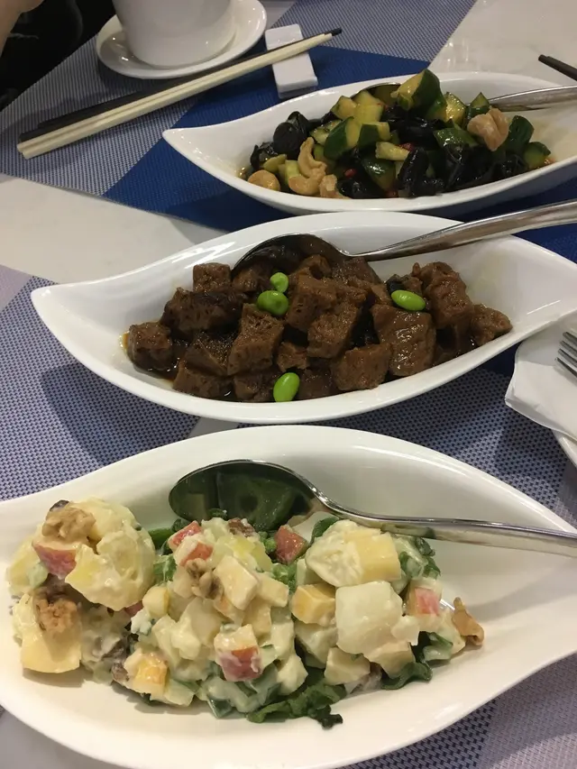 前菜︰華都夫薯仔合桃冰菜沙律/ 四喜烤夫/ 秘製青瓜黑木耳伴琥珀腰果