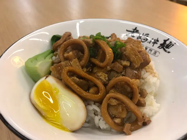 魷魚圈滷肉飯