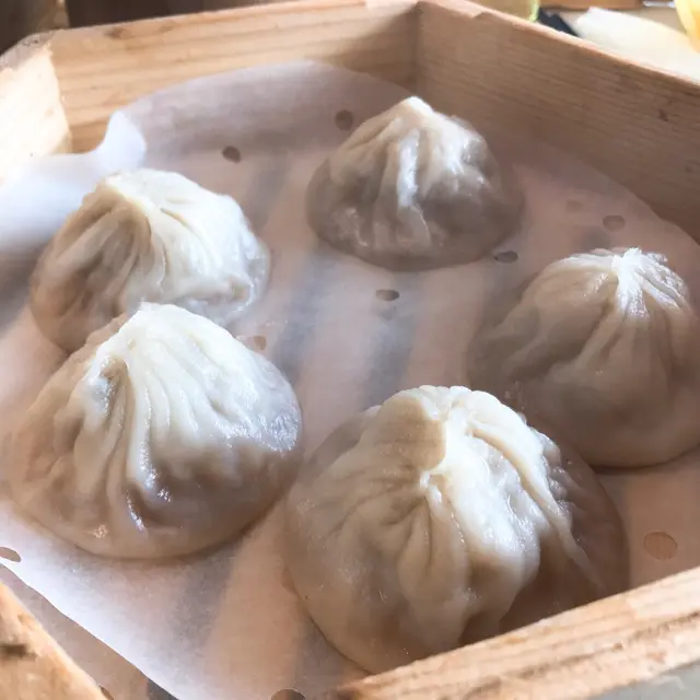 爆汁小籠包,套餐有跟5件,大件抵食