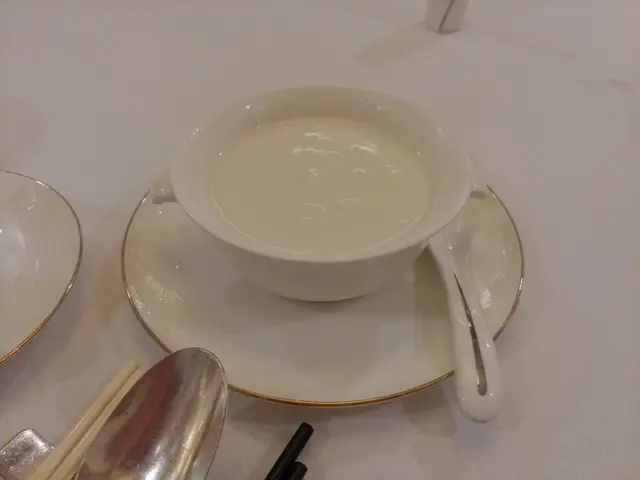 熱騰騰的端上來,陣陣杏香撲鼻而來,呷一口暖入心扉,滋潤養顏,清肝潤肺。
