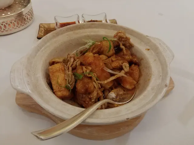 星斑起肉炒球剩下的頭腩,加了支竹豆腐等同炆, 配料等吸收魚骨內的精華,非常鮮味,而星斑頭腩依然嫩滑,極之好食!