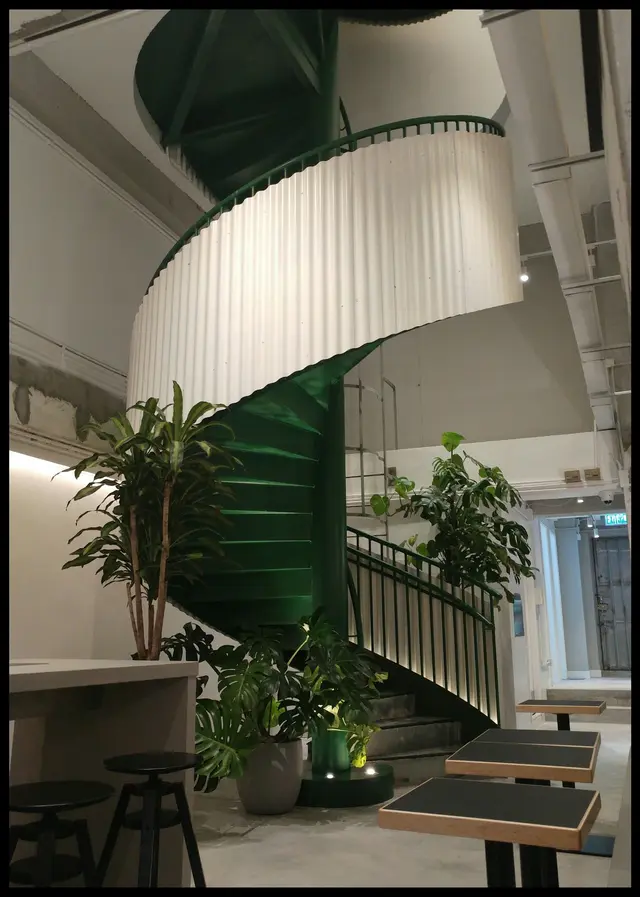 店內矚目的兩層樓高旋轉樓梯