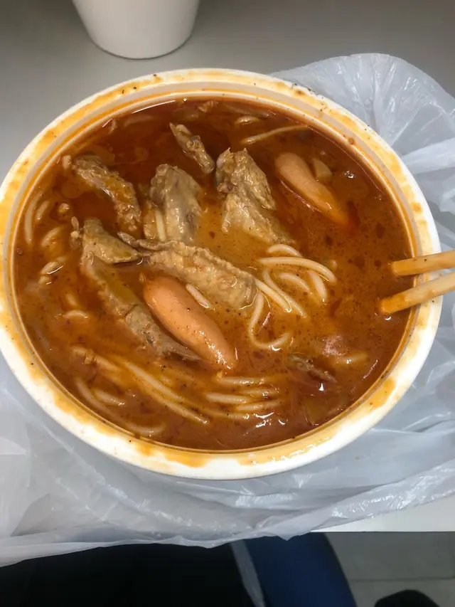 麻醬酸辣米線(中辣)+雞翼尖、芝士腸