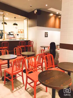 格凳嘅颜色同风格都较现代化