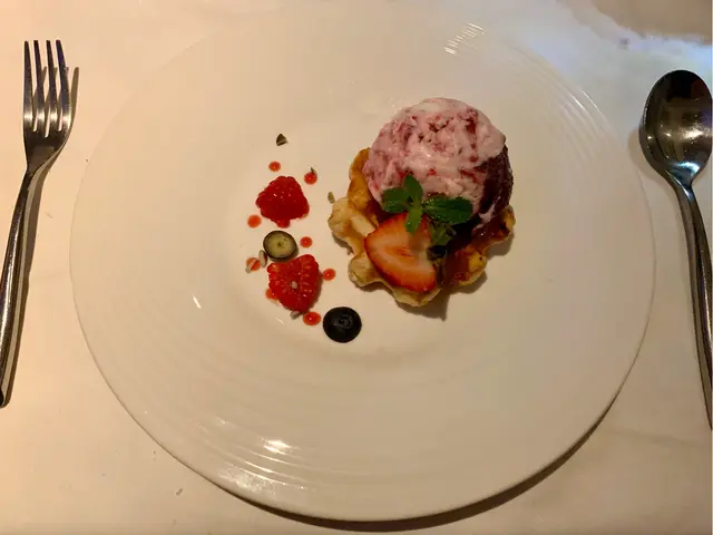 鮮莓窩夫配雜莓乳酪雪糕