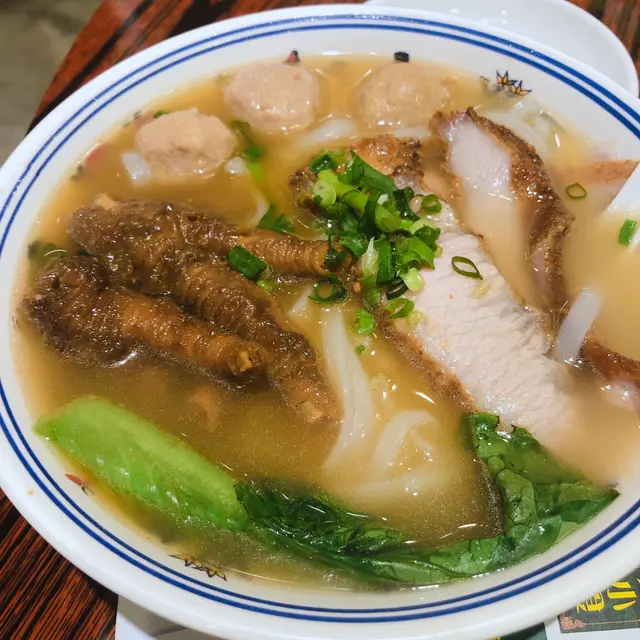 醬燒豬頸肉+秘制香醬鳳爪+薑汁豬筋丸 配清湯河粉