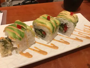 牛油果軟殼蟹卷