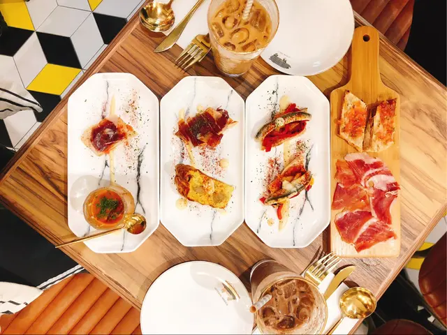 白鯷魚脆多士,西班牙凍湯,白毛豬火腿16g(30月+)配西班牙蕃茄多士