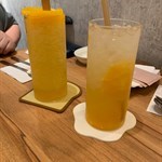 左：蜜桃沙冰 （Ok）右：濟洲柑soda  (not  recommended  )