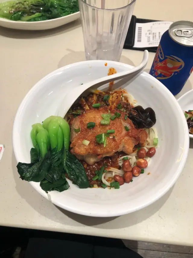 香煎雞扒麻辣醬撈麵