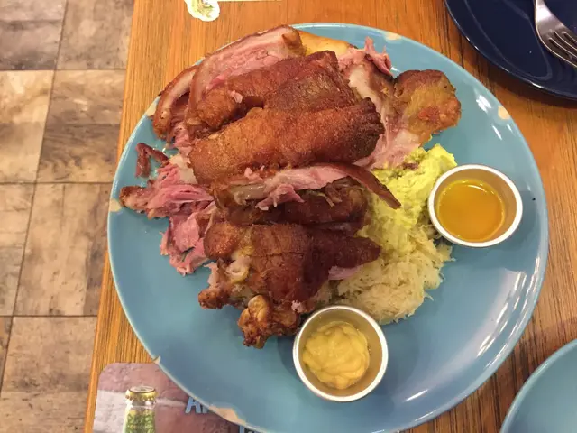 德國鹹豬手配酸菜及薯仔沙律