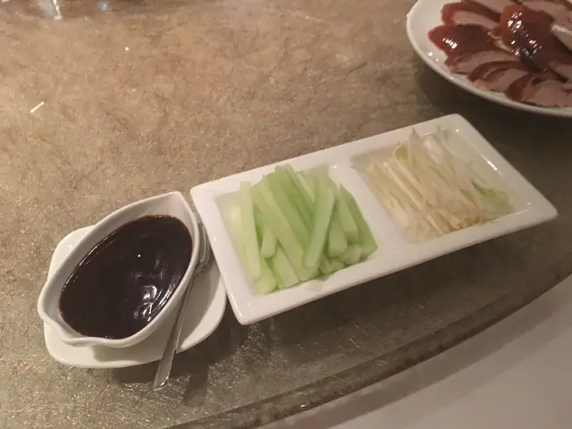 京式烤片皮米鴨  —  青瓜京蔥及醬