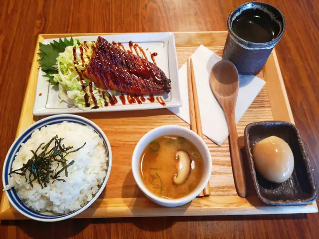 配送味噌湯、茶、珍珠米另加$10要咗隻自家製溏心蛋鰻魚好大條,夠厚身尾尾仲燒到微微焦香,食落冇乜骨,冇腥,抵讚同時食得出表面嘅香脆同內裡魚肉嘅嫩滑再加上燒汁落得非常多,口感夠晒濃厚,鰻魚底仲有好多椰菜,撈埋條魚同菜落飯度食,一流個溏心蛋輕輕夾開,蛋漿流晒出嚟,非常吸引口感偏微咸香,蛋黃漿撈落飯度更加惹味麵豉湯,濃淡適中,飲落都好舒服整體色香味俱全午市嚟講份量仲好足夠tim