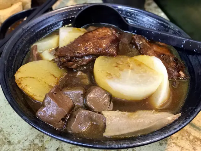 豬脷、豬紅、雞翼、豬皮、蘿蔔刀削麵