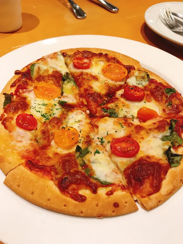 蕃茄羅勒水牛芝士pizza