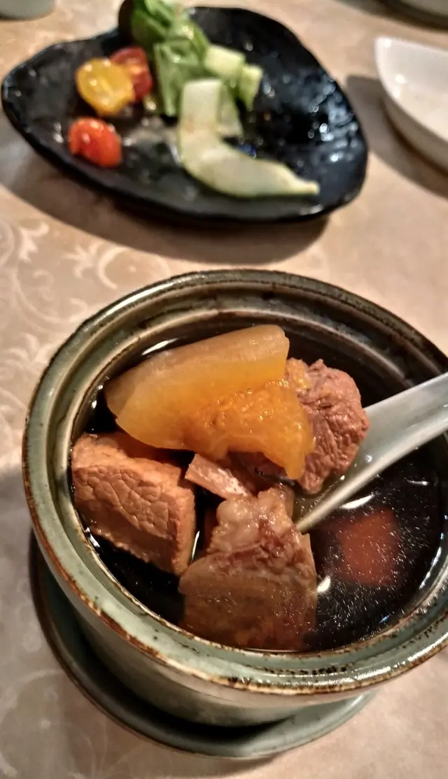 原盅燉哈密瓜螺頭黑毛豚肉湯