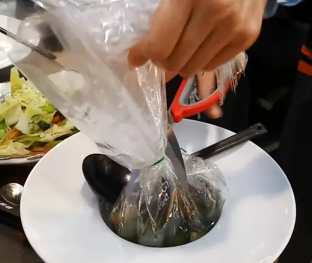 S2特色紙包花膠蜆湯