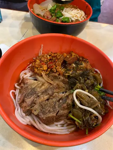 牛腩米线加杂酱腩肉走汤