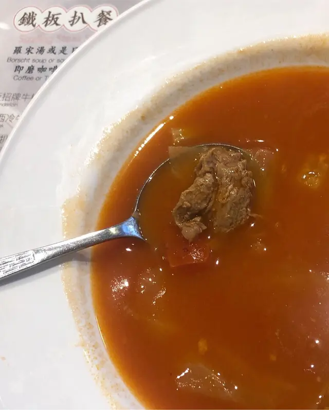 跟餐配 #羅宋湯 唔係又濃郁飲到個咀紅曬果種,真係自己煲加上新鮮牛腩,清清地微酸👍🏻