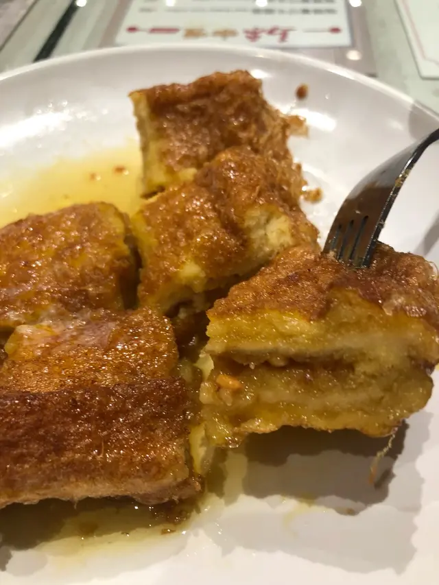 法蘭西多士 除左沾上厚蛋漿炸脆左既麵包同內裏既粗粒花生醬之外，最令我驚喜反而係佢地用既糖漿，只有微微既甜味唔會 「妹仔大個主人婆」，落多少少都唔怕！