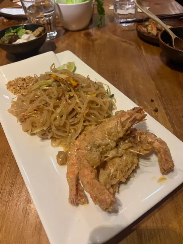 咸蛋黃酥炸海蝦配泰式炒金邊粉