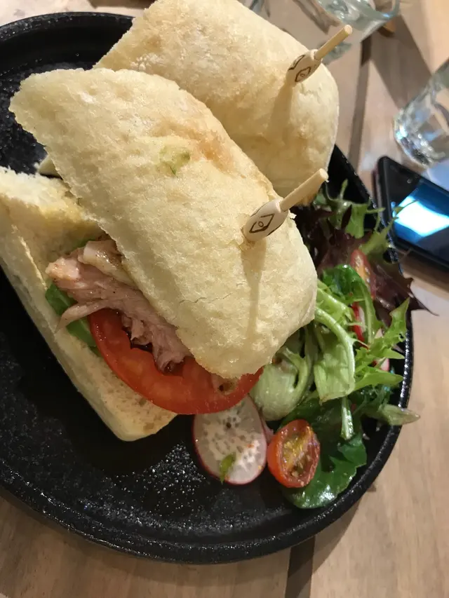 燒雞蕃茄牛油果配意式包