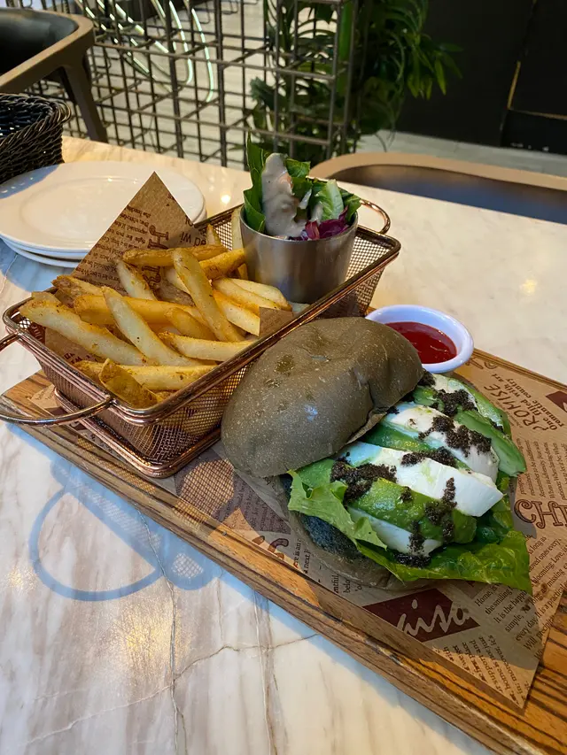 黑松露水牛芝士牛油果🥑竹炭包