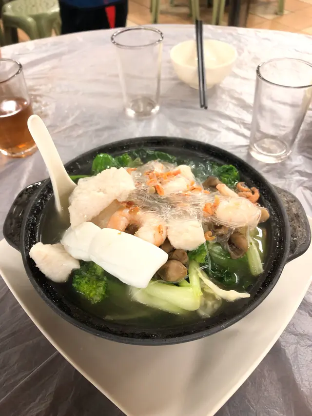 最驚喜係依度餸，煲仔入邊原來有好多菜，亦有魚塊、魷魚及蝦。粉絲都唔係得一兩着咁少。