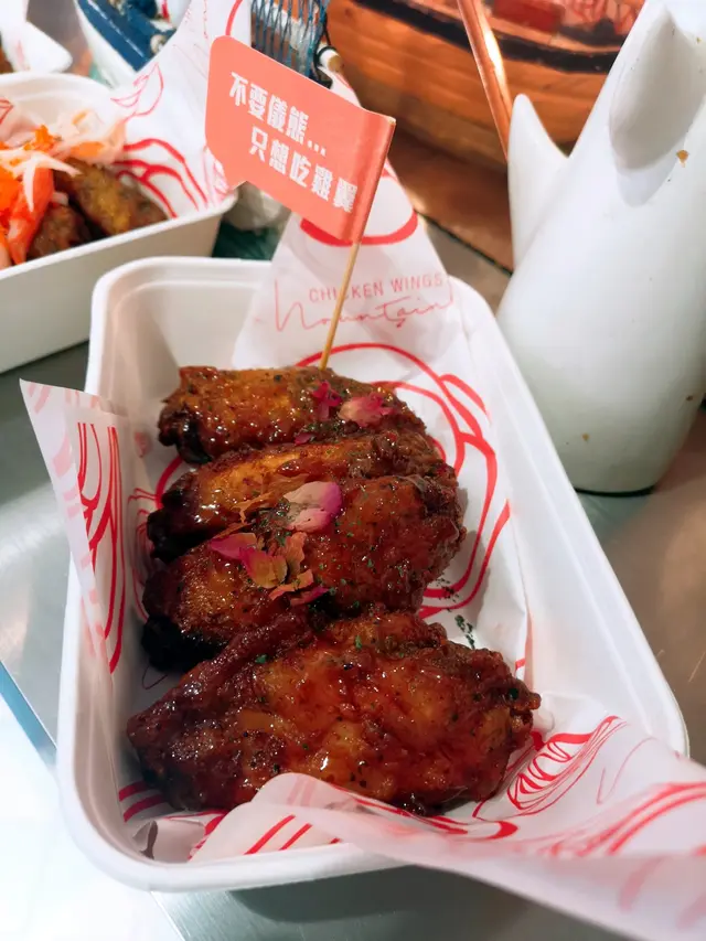 這一款口味是店長推介No.1銷量冠軍，當然要首試啦～
雞翼上面灑上幾片玫瑰花瓣，賣相已經非常吸引
吃起來蜜糖濃厚香甜
表皮保留香脆，咬下卻是滿口蜜甜和鮮嫩的雞肉
不愧是雞翼山之中的傳說皇牌💓