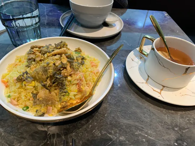 鹹蛋魚皮三文魚炒飯