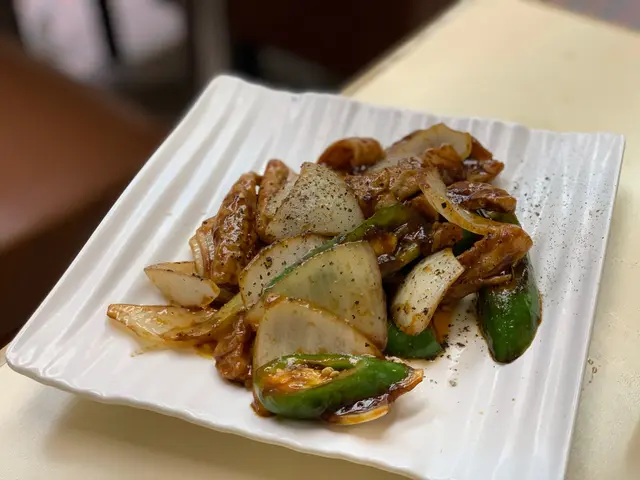 肥腸好入味,入口焦脆,口感軟嫩 ,
配上尖椒一起炒,微辣惹味!