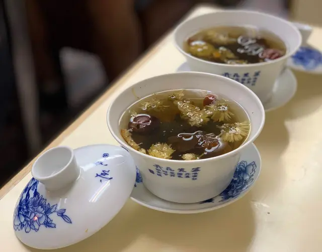 有菊花、杞子、蓮子芯、果皮、胖大海、龍眼肉,
味道清甜可口。