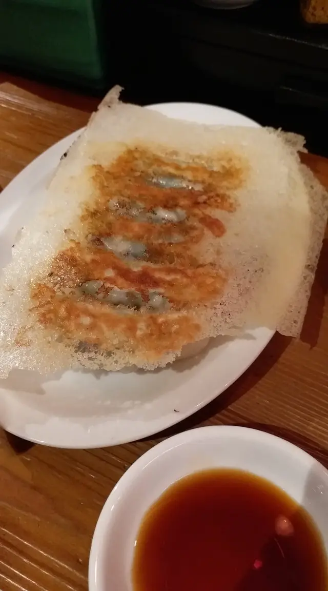 皮薄肉餡有汁,薄翼脆脆,配拉麵的小食之選