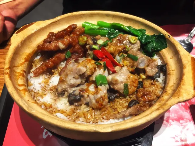 鳳爪排骨煲仔飯