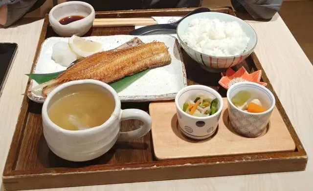 燒花魚香脆，魚肉juicy 有魚味，魚骨脆卜卜，可以連骨食埋。