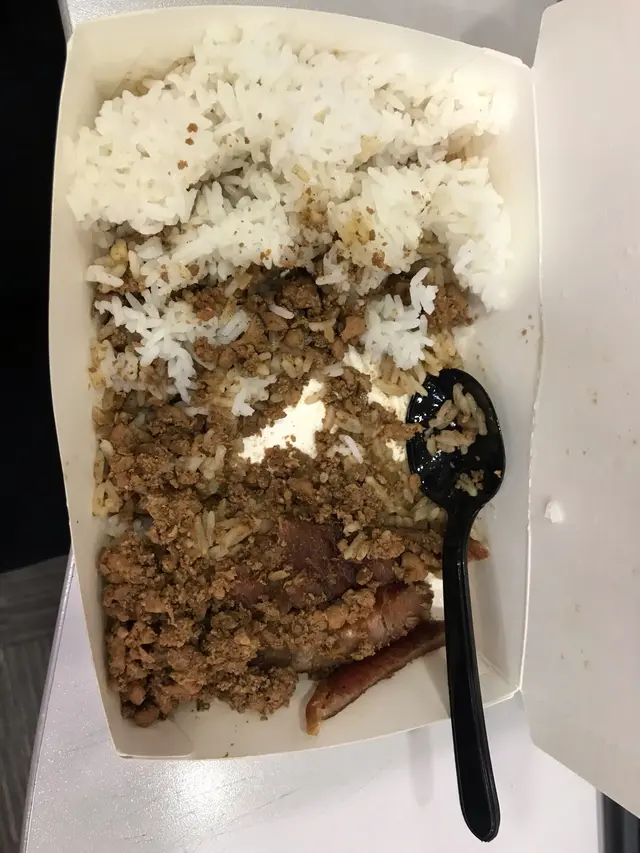肉燥飯配排骨