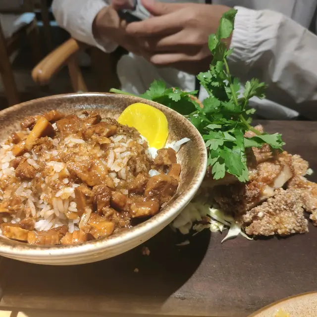 鹽酥雞扒魯肉飯餐