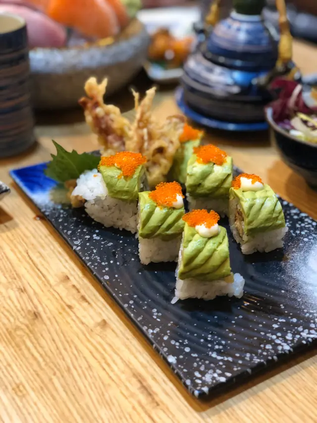 牛油果軟殼蟹卷