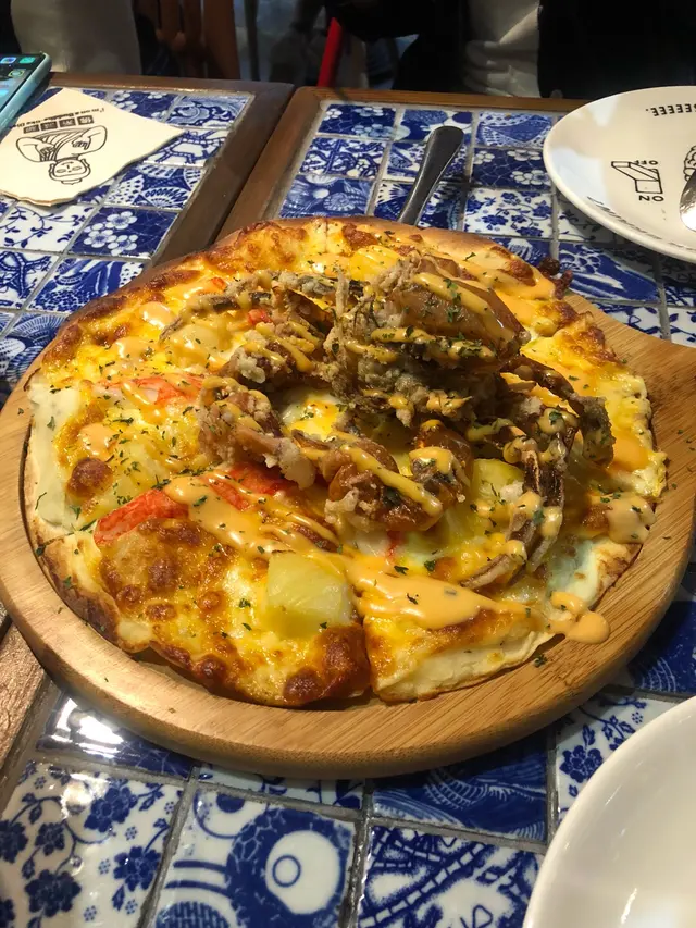 餅底鬆脆，醬汁豐富