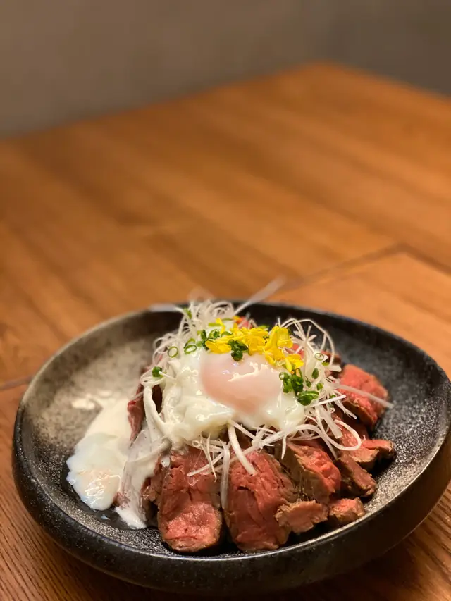 酸忌廉慢煮牛柳丼