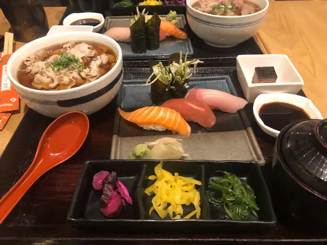 雜錦壽司、豚肉湯烏冬定食