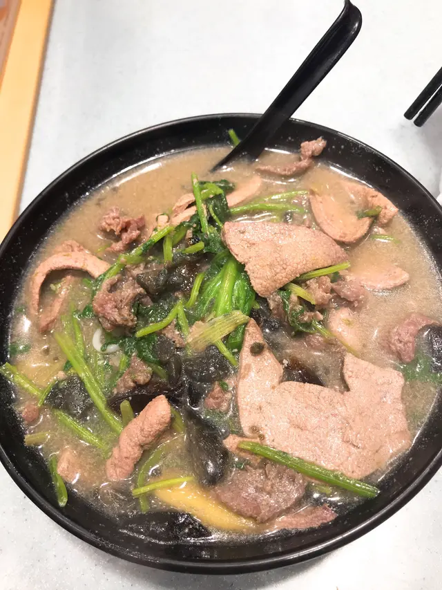 豬膶牛肉芫荽皮蛋米線