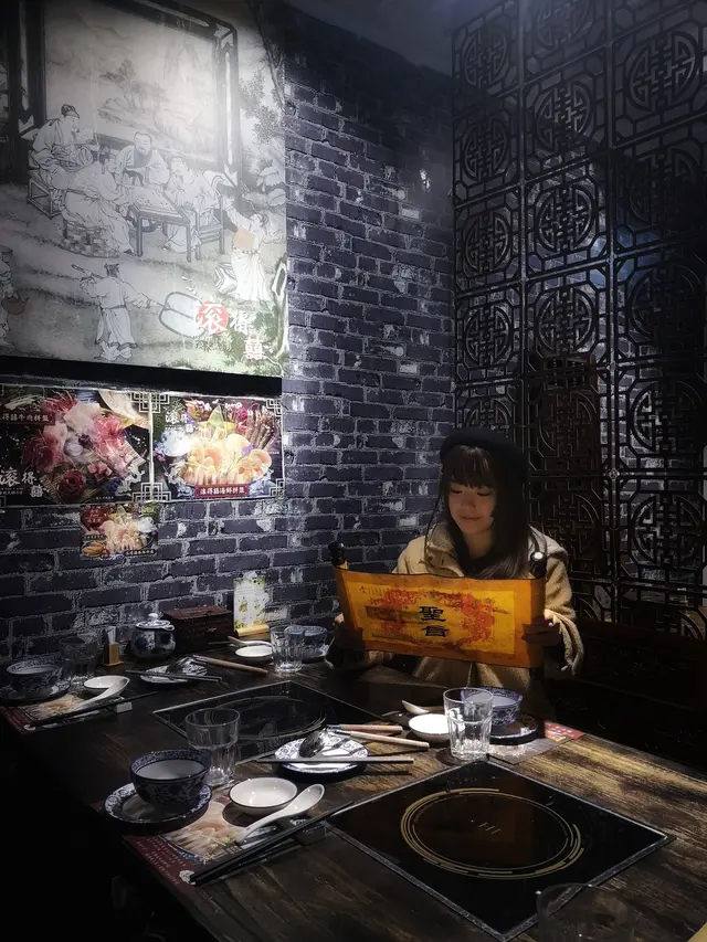 入到嚟門口,已率先見到大大張龍椅,而整體環境都係非常古色古香設計點完野食,可以一路等一路影下唔同打卡位,木質雕花墻同木製椅等裝修,舒服得嚟宛如置身古代