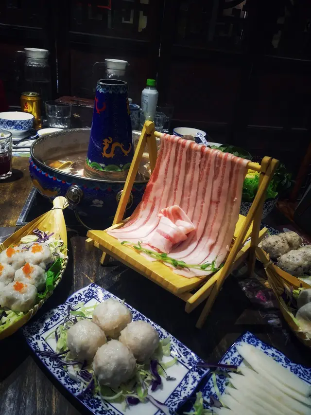 黑豚肉同樣質素唔錯，賣相吸引用一千秋盛載，掛起塊塊色澤分明的黑豚肉食落新鮮幼嫩