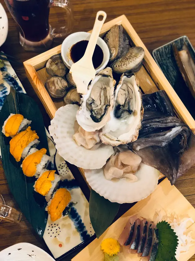 主菜啦，浜燒海鮮，極新鮮，仲郁緊。唔使自己燒。蛽大隻鮮甜，唔同一般白沙蜆，肉厚汁多。